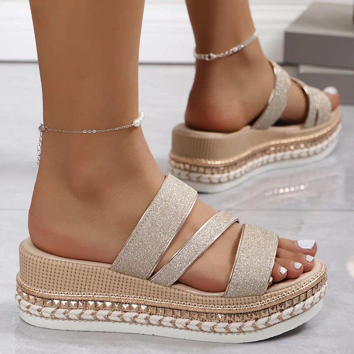 Sabela - Sandalias doradas de cuña elegantes